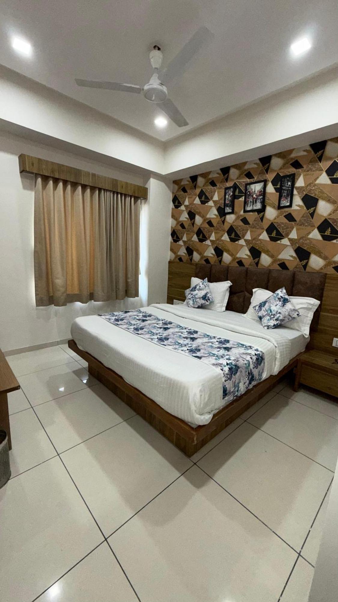 Hotelsuncity Inn Vadodara Exterior foto