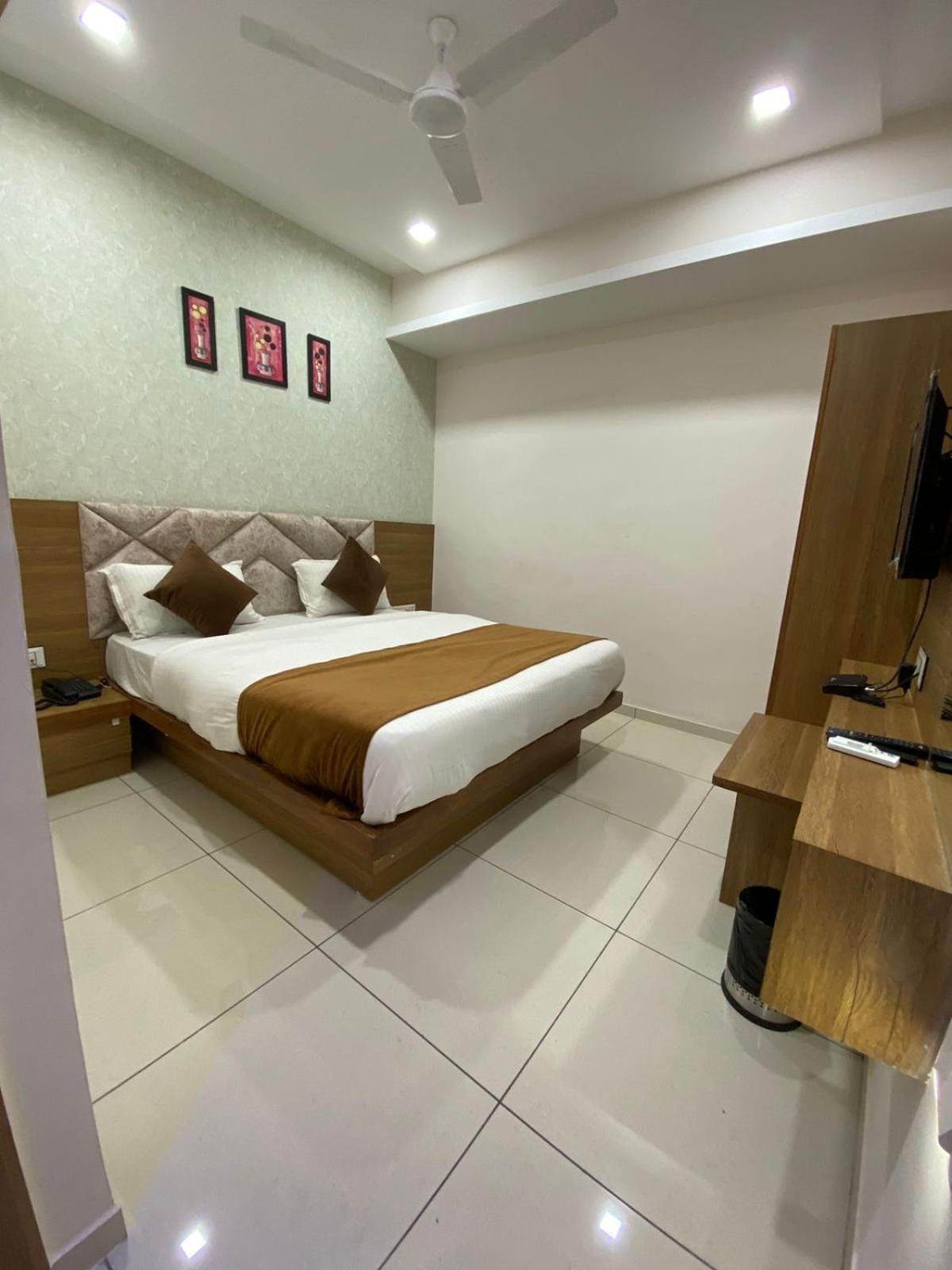 Hotelsuncity Inn Vadodara Exterior foto